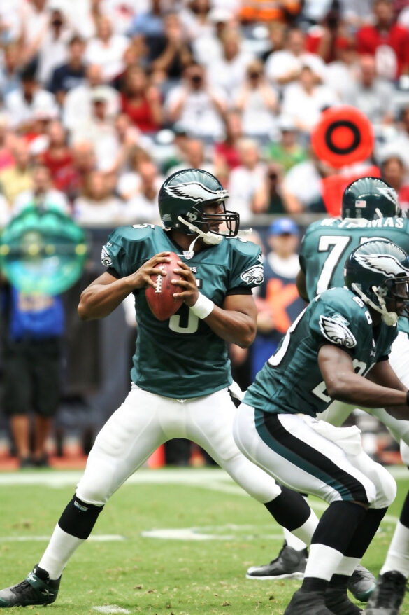 Ein American-Football-Spieler der Philadelphia Eagles im grünen Trikot bereitet sich auf einen Pass während eines Spiels vor.